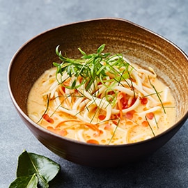 Thaise noedelsoep met rode curry en limoenblad (op basis van groenteboullion)